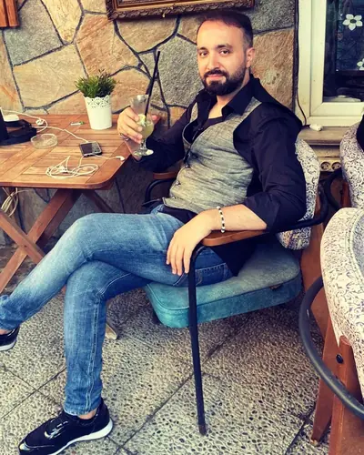 Oktay bir kafede otururken