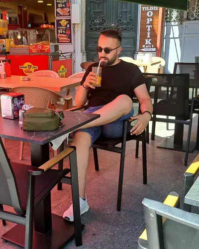 Oktay İstiklal Caddesi yakınında bir kafede